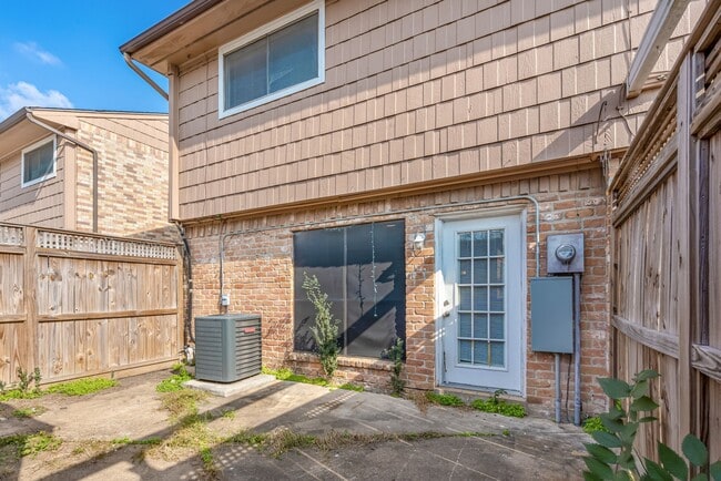 Building Photo - 1057 Willow Oaks Cir