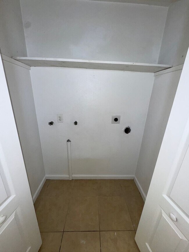 Building Photo - 1633 NE 70th St