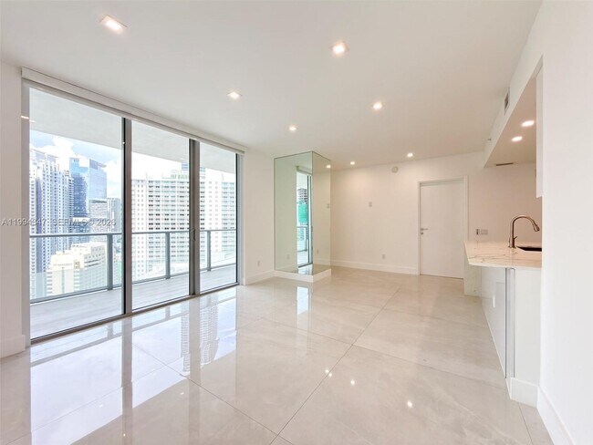 Building Photo - 1300 Brickell Bay Dr