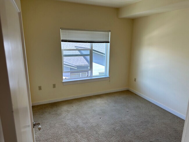 Building Photo - Light and Bright Top floor 1bd 1bath Condo!