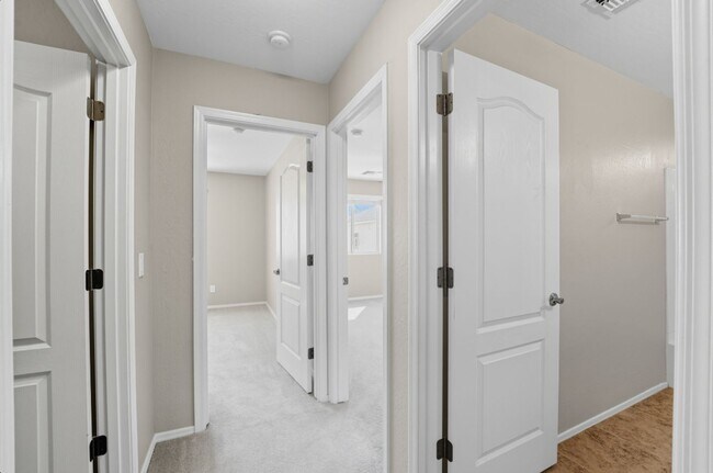 Building Photo - Stunning 3-bedroom, 2.5-bathroom home in t...