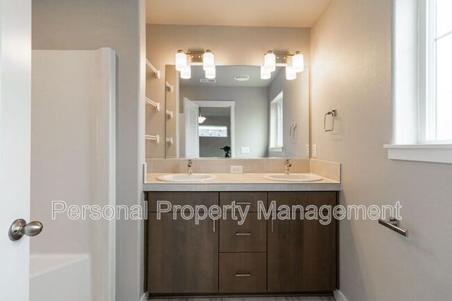Building Photo - 4811 NE 37th Ct