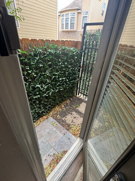 Building Photo - 1387 Studer St