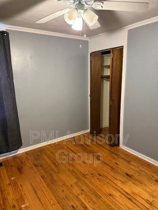 Building Photo - 829 SW Cambridge Ave