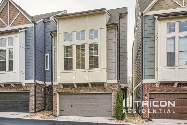 Building Photo - 1068 Moorewood Ln S E