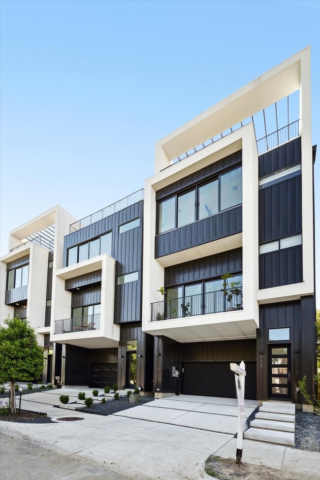 Building Photo - 713 Memorial Heights Dr