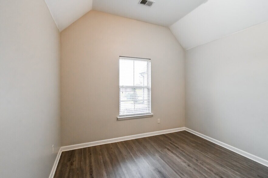 Building Photo - 5690 Bedford Loop W