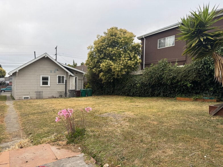 Building Photo - 4056 Santa Rita St
