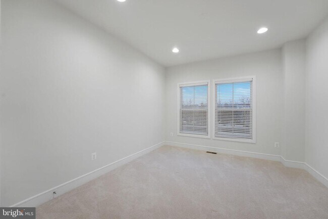 Building Photo - 43421 Farringdon Sq