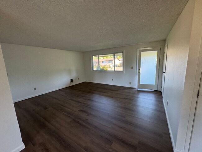 Building Photo - 3 Bedroom House in Waldport!