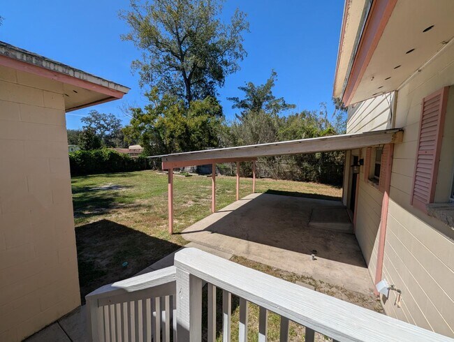 Building Photo - 2834 Woodland Dr