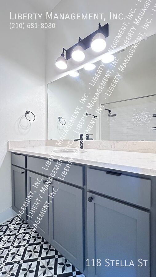 Building Photo - 118 Stella St