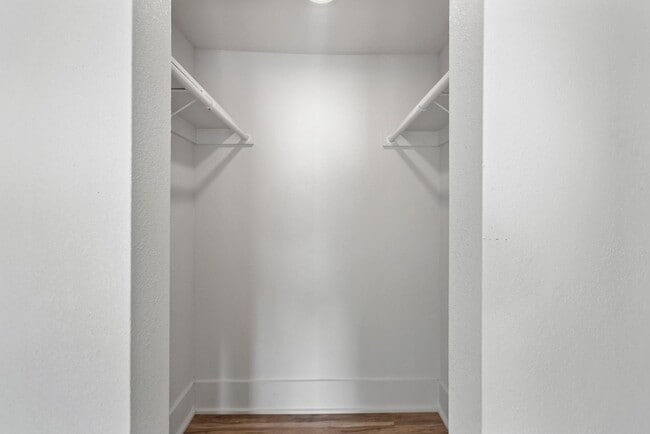 Building Photo - 631 SW Lindenwood Ave