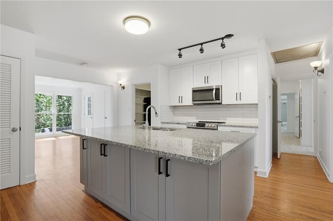 Building Photo - 1190 W Paces Ferry Rd NW