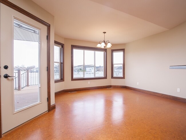 Building Photo - 1745 Golf Dr