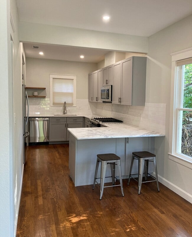 Counter seating - 316 E Lullwood Ave