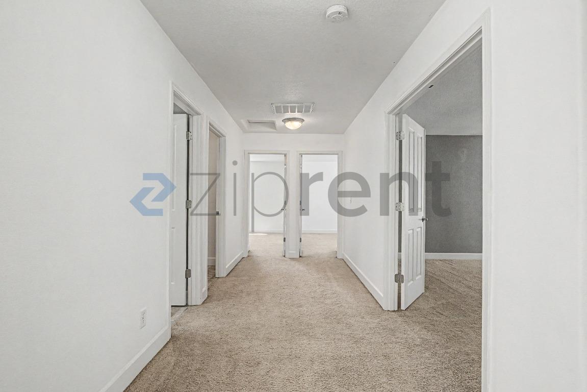 Building Photo - Unit