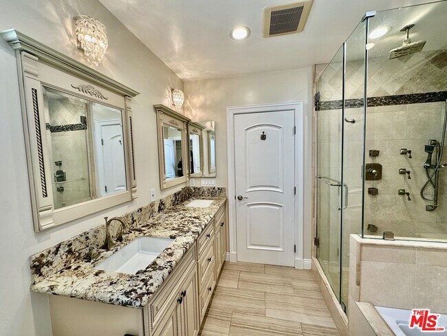 Building Photo - 128 S Swall Dr