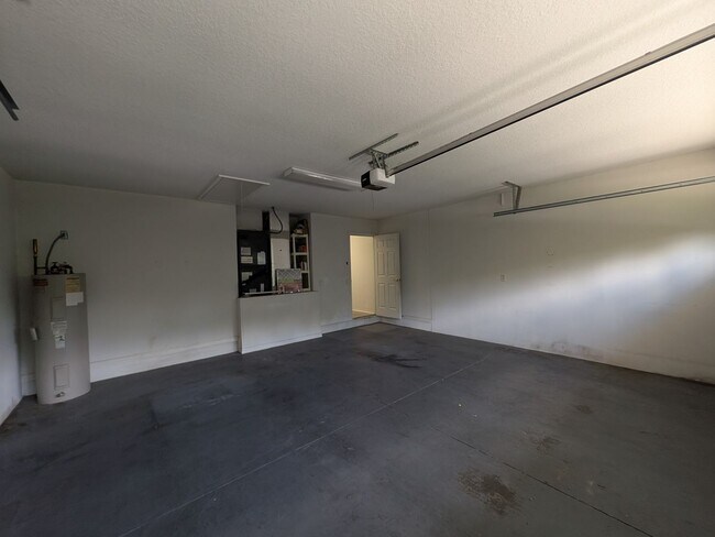 Building Photo - Lovely 3/2/2 Citrus Springs home with Hot Tub
