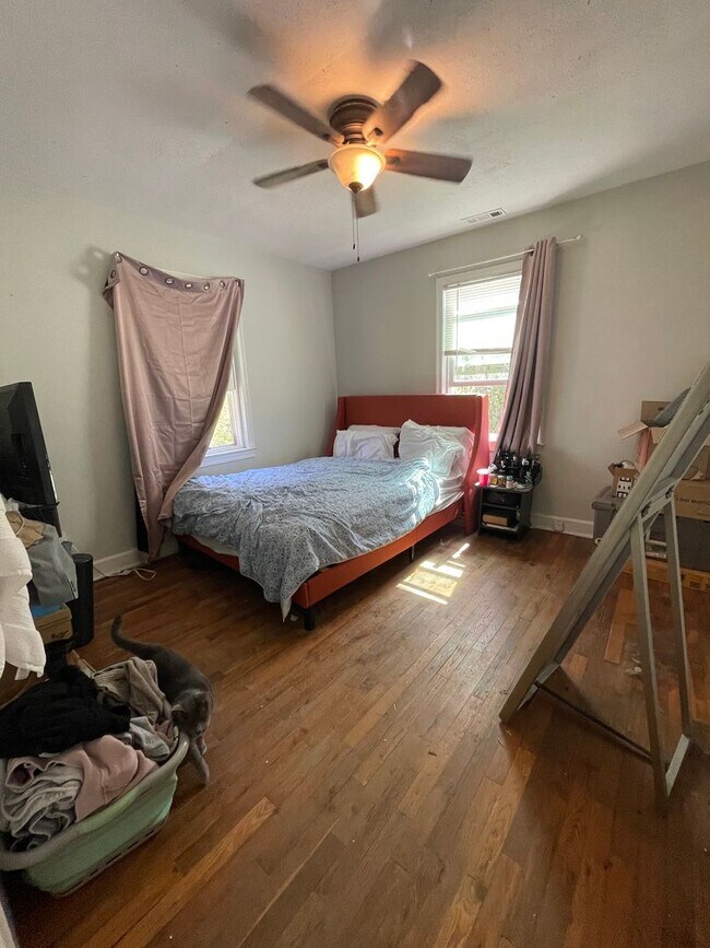 Building Photo - 2 Bedroom / One bathroom house!