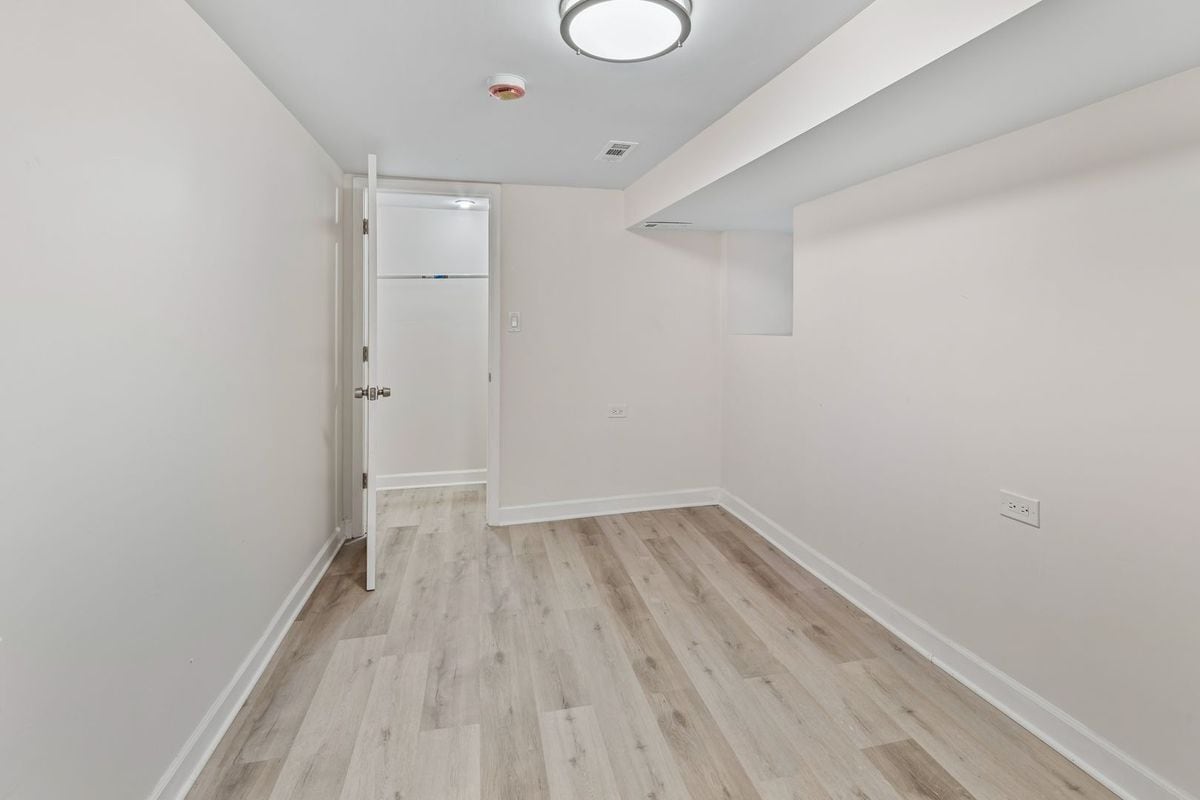 Building Photo - 1345 N Maplewood Ave