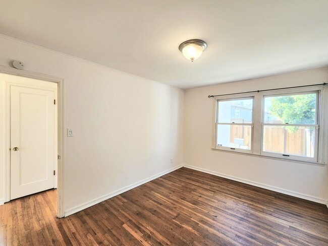 Building Photo - 2 bedroom duplex home