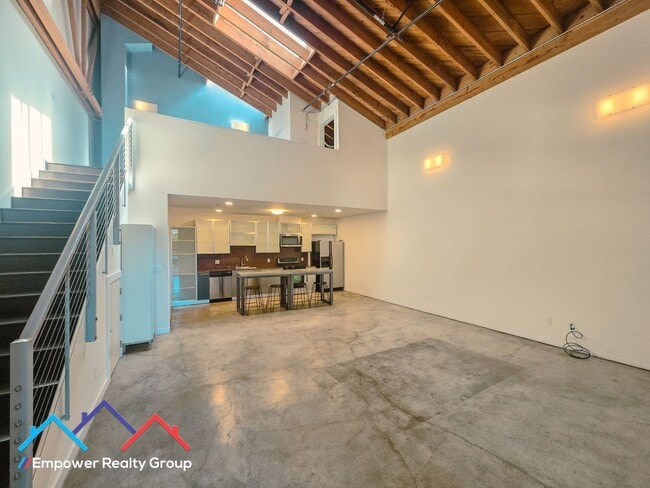Building Photo - 1 Bed 1.5 Bath Loft in Desired Emeryville/Oakland Neighborhood