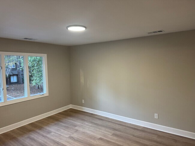 Building Photo - cute town home