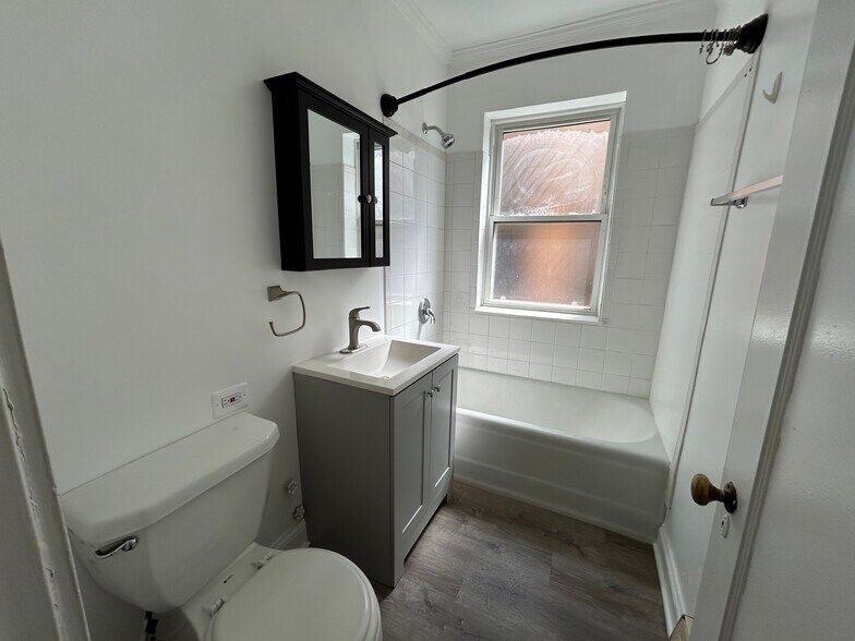 Building Photo - 910 Green Bay Rd