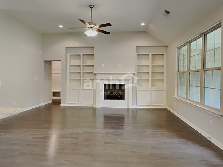 Building Photo - 5571 Stonecrest Dr