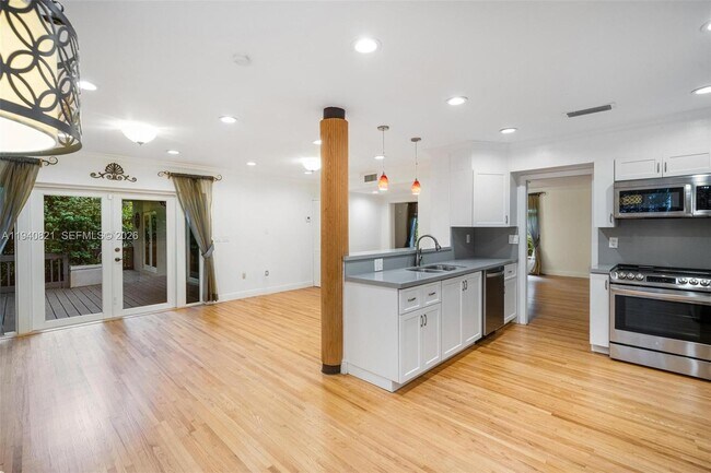 Building Photo - 648 Sevilla Ave