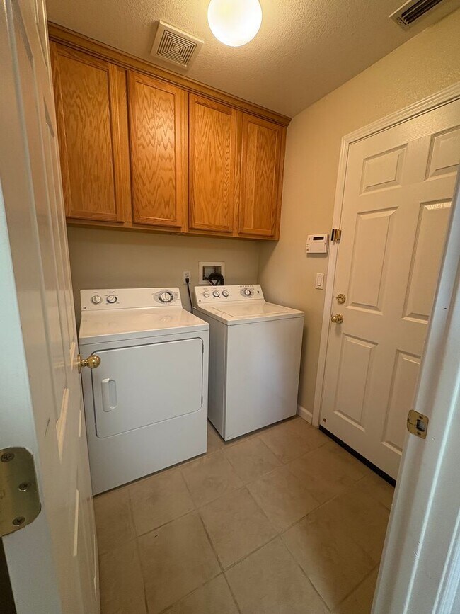 Building Photo - Beautiful 3 Bed 2.5 Bath Brentwood Home