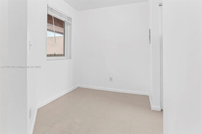 Building Photo - 735 NW 92nd Ave