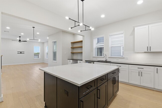 Building Photo - 2204 Lou Ellen Ln