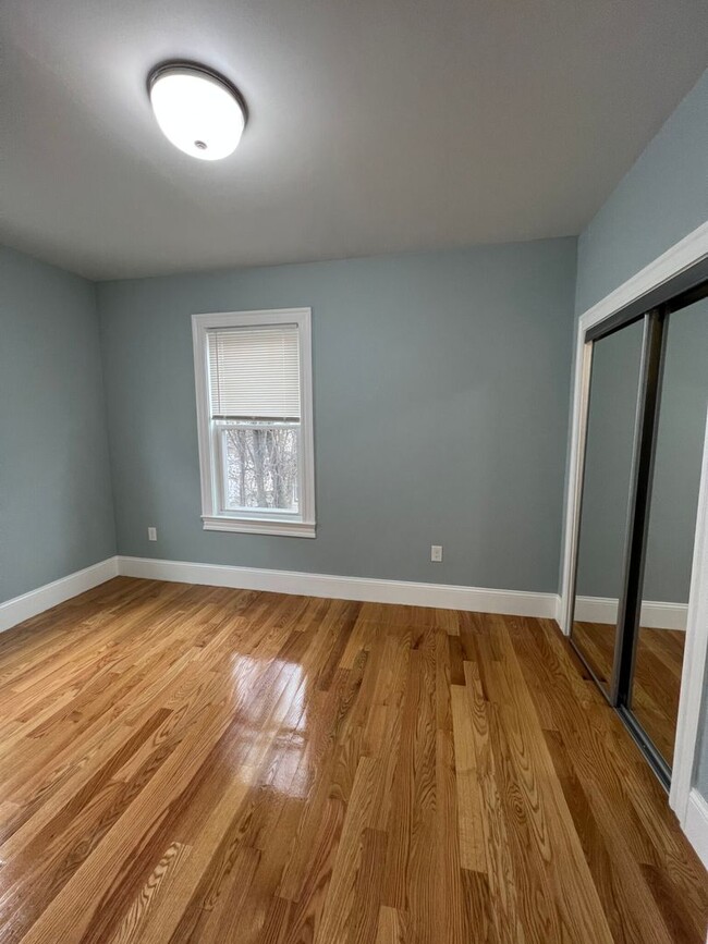 Building Photo - Large 2 Bedrooms Plus a Bonus Room. 2 Full...