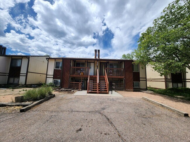 Building Photo - 2922 Straus Ln