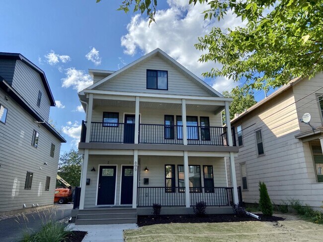 Building Photo - 1215 SE 8th St