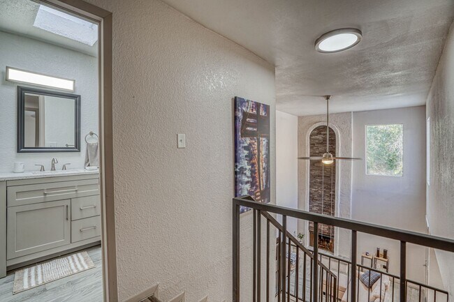 Building Photo - 311 Zenith Dr