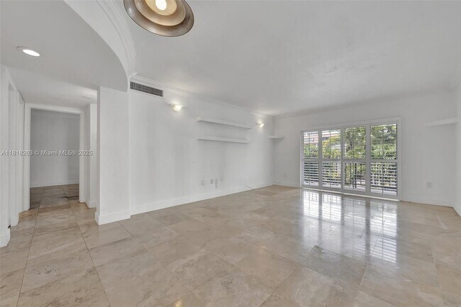 Building Photo - 6890 N Kendall Dr