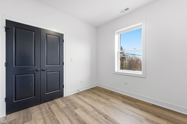 Building Photo - 861 E 63rd Pl