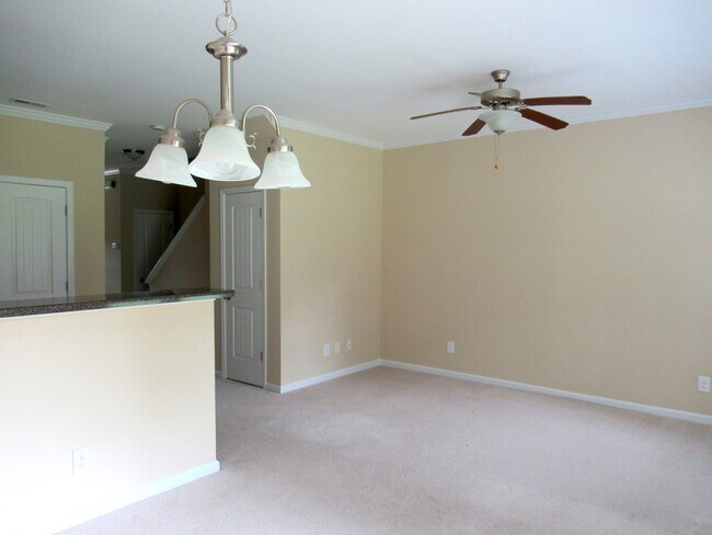 Building Photo - Three Bedroom Townhome in Richlands Close to Everything!!