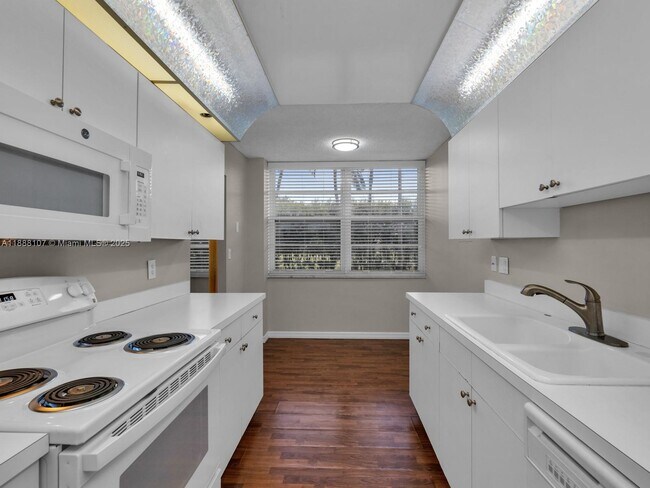 Building Photo - 1000 St Charles Pl