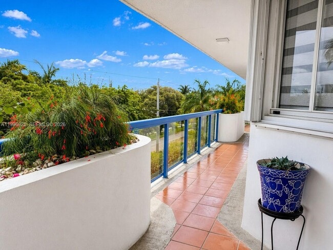 Building Photo - 2370 NE 135th St