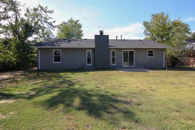 Building Photo - Freshly Remodeled & Ready For You To Call Home!