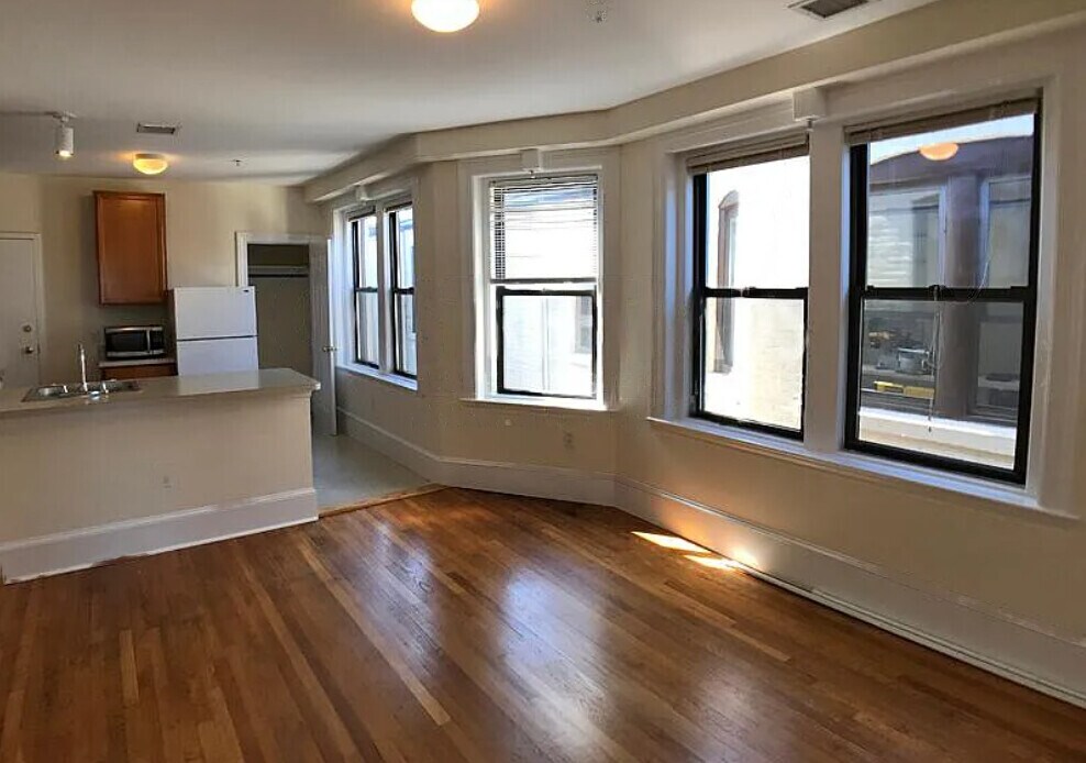 Building Photo - 881 Massachusetts Ave