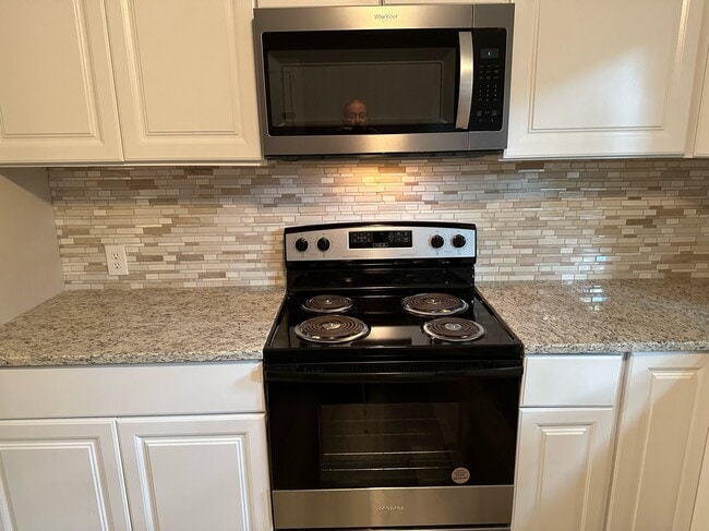 Oven and microwave - 3814 10th Ave SW