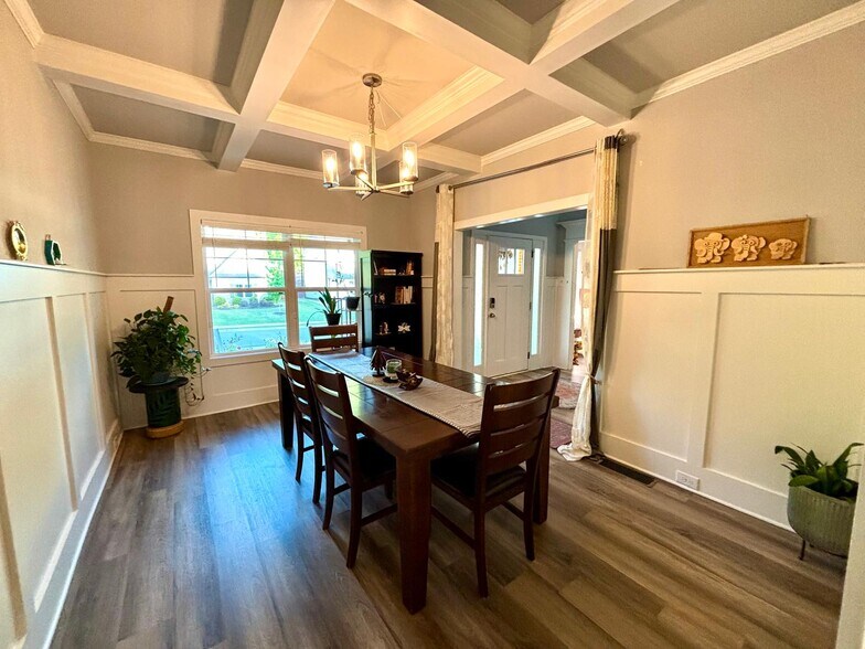 Dining - 1920 Grand Lanier Dr