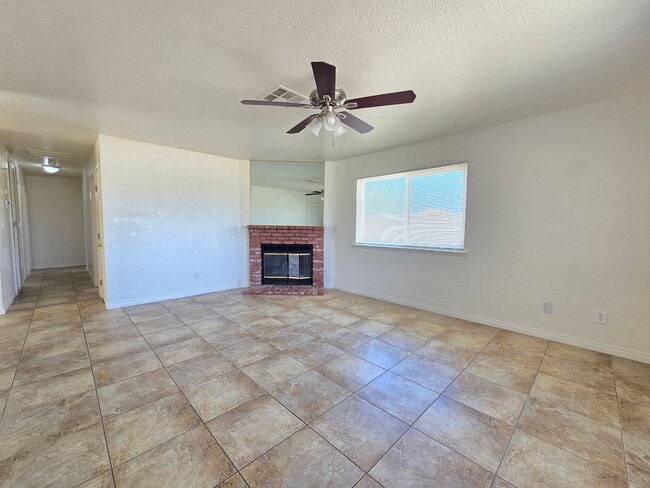 Building Photo - For Rent in California City – 3 Bed / 2 Ba...