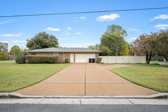 Building Photo - 902 Whitehall Rd