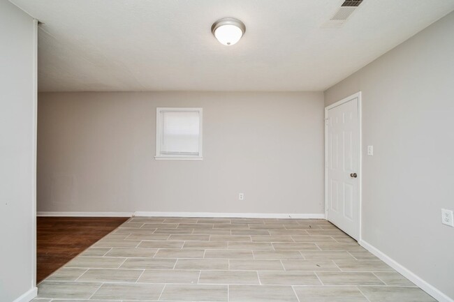 Building Photo - 114 Crenshaw Dr